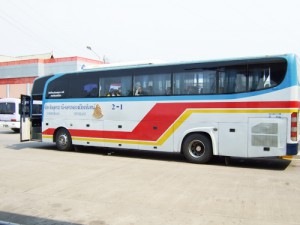 タイとラオスを結ぶ長距離国際バス